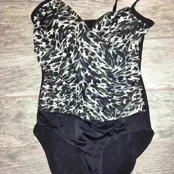 Beach Native black and white size 10 swimsuit - Picture 1 of 2